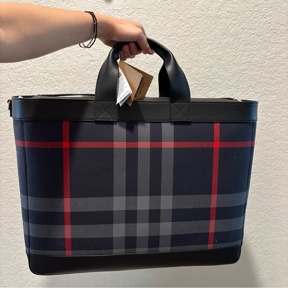 NWT BURBERRY LARGE TOTE NAVY/GREY IP CHECK WITH PaperBag, Tag, Dustbag - Picture 8 of 13